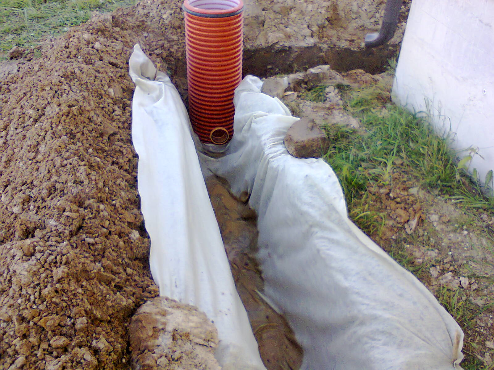 Фотографии с монтажа дренажа фундамента. | Септик Гуд - септики от ...