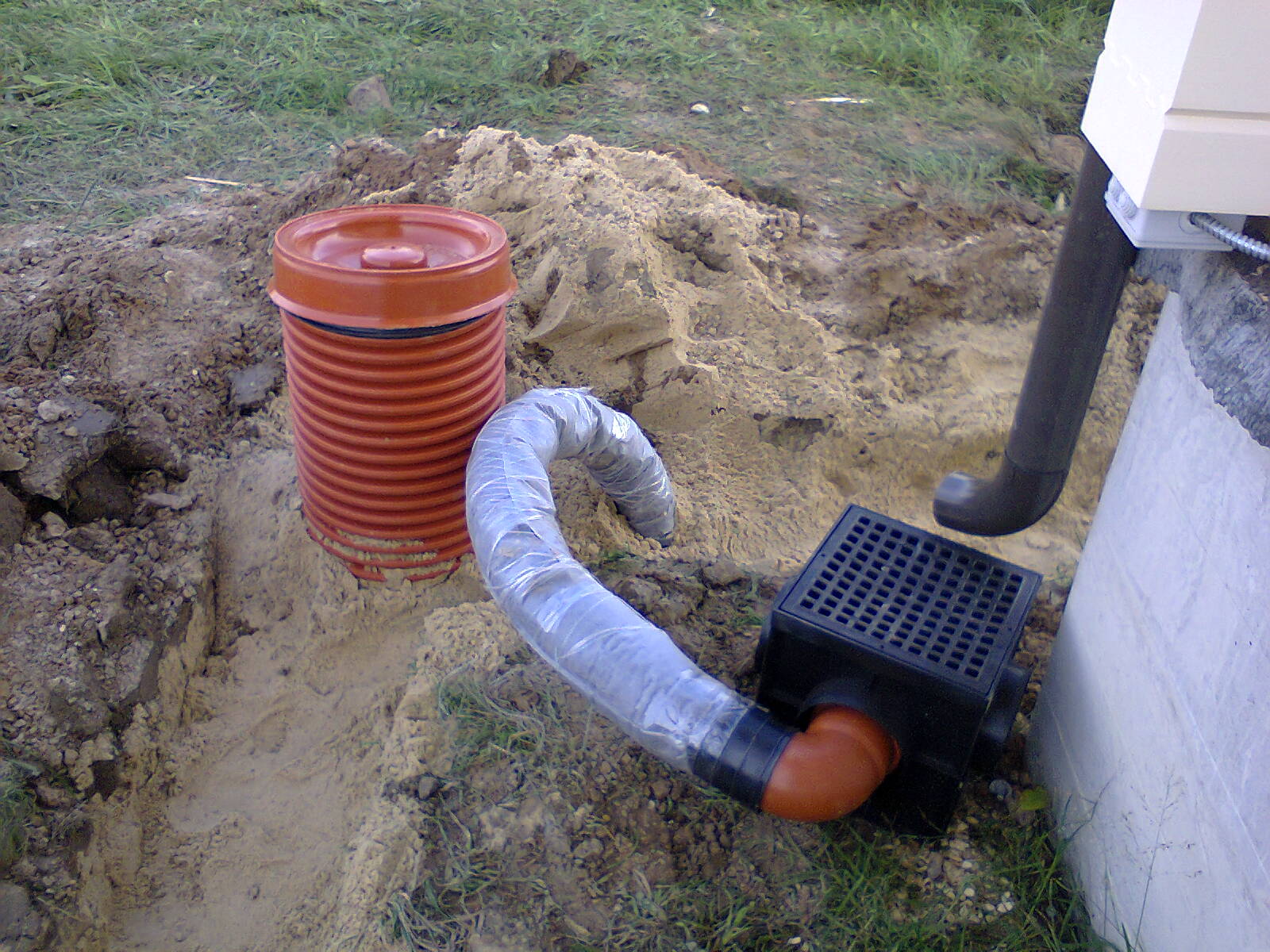 Фотографии с монтажа дренажа фундамента. | Септик Гуд - септики от ...